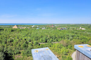 Cospudener See - Blick von Aussichtsturm auf der Bistumshöhe über Idefix´Abenteuerland zum Zwenkauer See