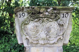 Wappenstein der Familie von Helldorf vom Herrenhaus Droßdorf, 1982 abgebrochen, heute im Lapidarium auf der Wiprechtsburg Groitzsch