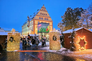 Weihnachtsmarkt und Rathaus in Eilenburg