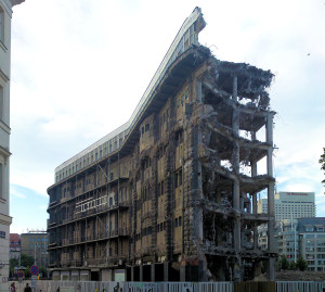 ehem. Konsument-Warenhaus Leipzig, Abbruch der historischen Fassade am Brühl (Juni 2010)