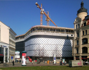 Montage der Aluminium-Fassade am Neubau (März 2012)