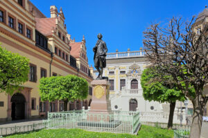 Naschmarkt in Leipzig mit Alter Handelsbörse und Goethedenkmal