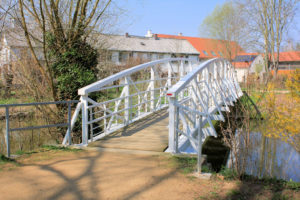 Weiße Brücke im Schlosspark Lützschena