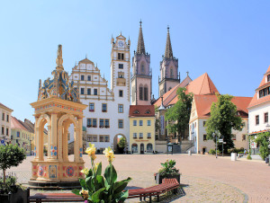 Neumarkt mit Rathaus und Stadtkirche in Oschatz