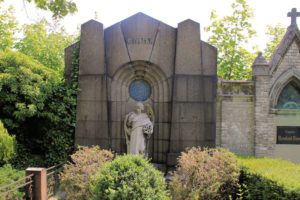 Grabmal der Familie Grimm auf dem Friedhof in Plagwitz