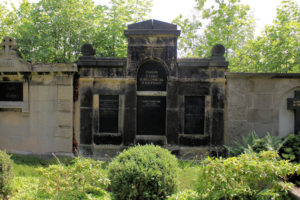 Grabmal der Familie P. Linke, H. Höllenriegel und P. Kaufmann auf dem Friedhof in Plagwitz