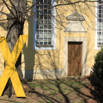 Gelbes Kreuz - Protest an der Pödelwitzer Kirche