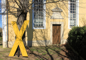 Gelbes Kreuz - Protest an der Pödelwitzer Kirche