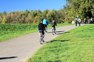 Radfahrer am Cospudener See bei Leipzig