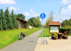 Rastplatz und Infotafel an der Kreuzung des Muldetalbahnradweges mit der Mulde-Elbe-Radroute in Neichen