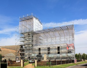 Die eingerüstete Kirche in Tellschütz (Juli 2015)