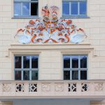 Rathaus Zwickau, Balkon und Stadtwappen