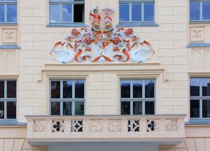 Rathaus Zwickau, Balkon und Stadtwappen