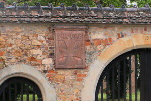 Gedenktafel für die Gefallenen des 1. Weltkriegs am Eingangsportal zum Kirchhof der Kunigundenkirche in Borna