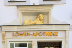 Plastik an der Löwen-Apotheke in Borna