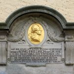 Nordportal der Kirche mit Gedenktafel für König Friedrich II. von Preußen Elsnig