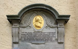 Nordportal der Kirche mit Gedenktafel für König Friedrich II. von Preußen Elsnig
