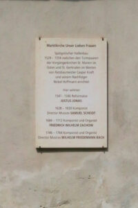 Gedenktafel an der Marktkirche in Halle (Saale)