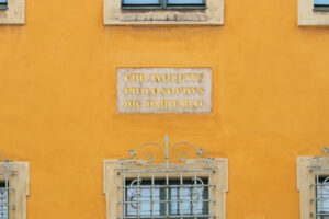 Inschrifttafel am Christian-Wolff-Haus in Halle (Saale)