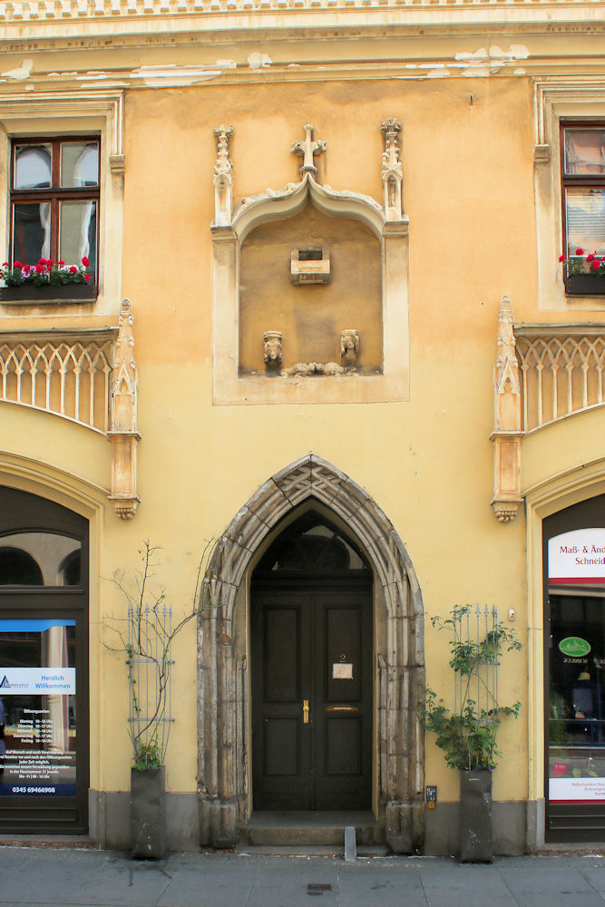 Portal an der ehem. Herberge „Zum güldenen Schlößchen“ in Halle (Saale ...
