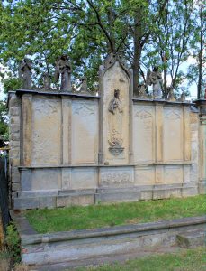 Grabmal mit Marienfigur auf dem Friedhof Jahna