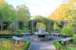 Brunnen im Apothekergarten im Friedenspark in Leipzig