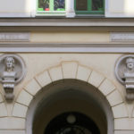 Büsten für Leibniz und Goethe an der Schule am Floßplatz in Leipzig