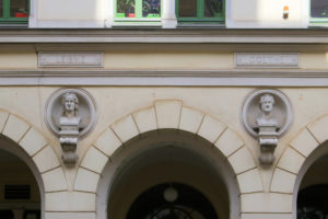 Büsten für Leibniz und Goethe an der Schule am Floßplatz in Leipzig