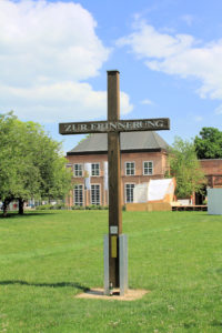 Erinnerungskreuz an die Johanniskirche in Leipzig