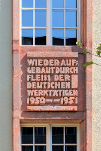 Inschriften und bauplastischer Schmuck am ehem. Fernmeldeamt Leipzig