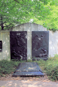 Grabplatten für Karl Krause auf dem Alten Johannisfriedhof in Leipzig