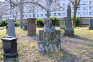Grabmal mit Frauenfigur auf dem Alten Johannisfriedhof in Leipzig