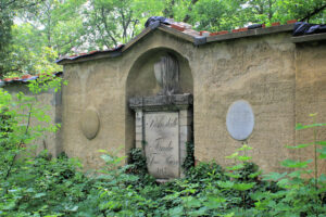 Grabmal der Familie Weiß und Naudry auf dem Alten Johannisfriedhof in Leipzig
