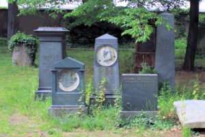 Grabmale der Familie Brockhaus auf dem Alten Johannisfriedhof in Leipzig