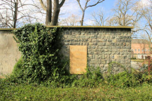 Grabplatte für die Familie Leuthier auf dem Alten Johannisfriedhof in Leipzig