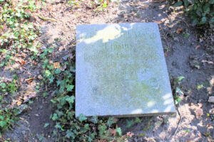 Grabplatte für Dr. Karl Heinrich Adelbert Lipsius auf dem Alten Johannisfriedhof in Leipzig