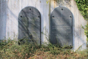 Grabplatten der Familien Czermak und Schubart auf dem Alten Johannisfriedhof in Leipzig