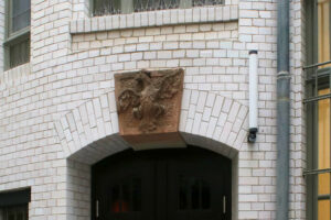 Hauszeichen der Apotheke „Zum Weißen Adler“ in Leipzig