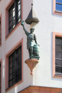 Küferfigur am Thüringer Hof Leipzig