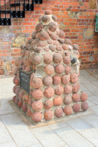 Kugelpyramide Leipzig aus Kanonenkugeln aus dem Dreißigjährigen Krieg
