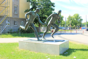 Sportlerplastik „Staffellauf“ vor der ehem. DHfK in Leipzig