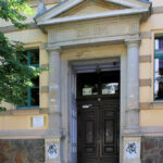 Portal an der 94. Schule in Leipzig