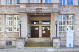 Portal des Ephraim-Carlebach-Hauses in Leipzig