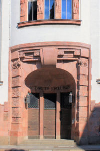 Portal des Geschwister-Scholl-Hauses in Leipzig