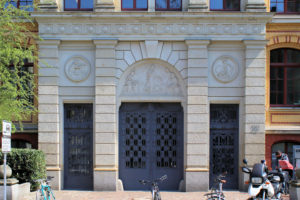 Portal des Reclam-Verlagshauses in Leipzig