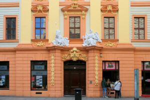 Romanushaus Leipzig, Portal am Brühl