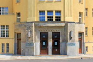 Portal der Sporthalle Leplaystraße in Leipzig