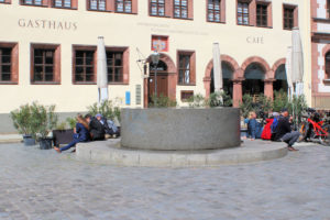 Wasserbecken auf dem Nikolaikirchhof in Leipzig