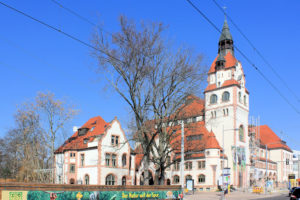 Eingangsgebäude zum Zoo Leipzig und Kongresshalle