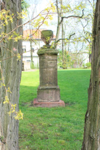 Grabmal an der Kirche Liebertwolkwitz